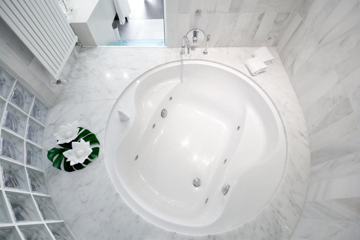 Un baño de Hotel MasMonzon