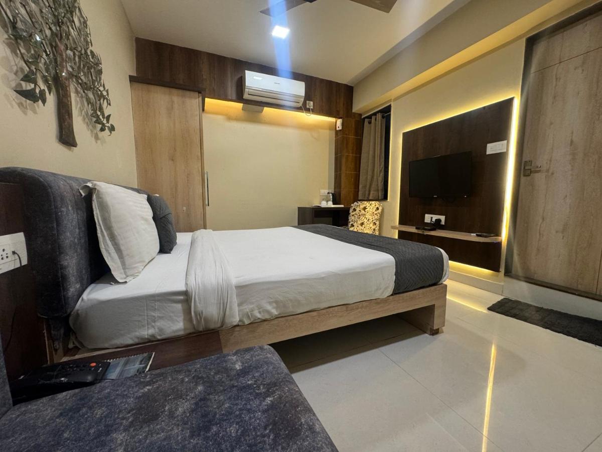 The Tripti Hotel & Banquets - Housity