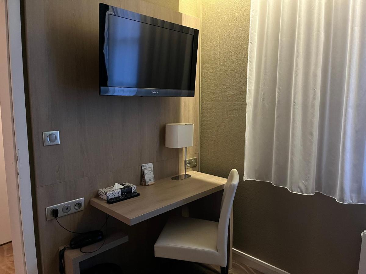 Télévision ou salle de divertissement dans l'établissement Hotel Normandy
