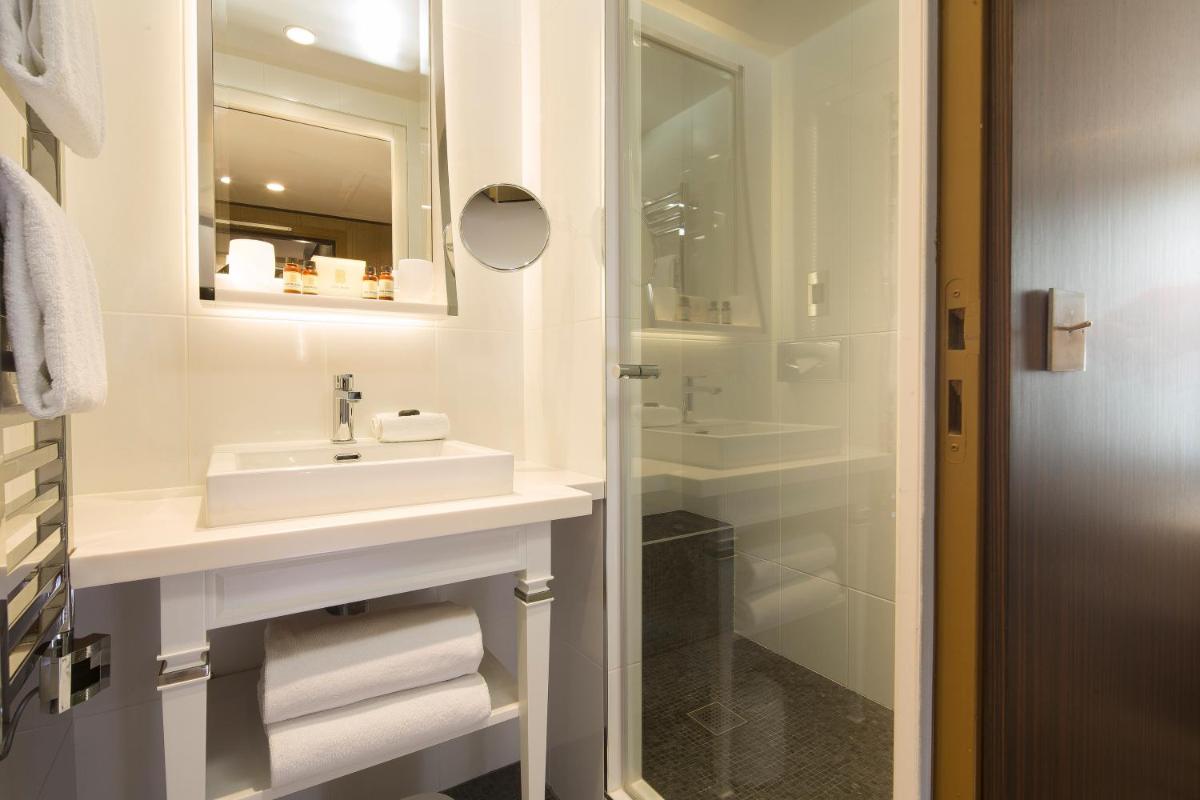 Salle de bains dans l'établissement Hôtel Baume