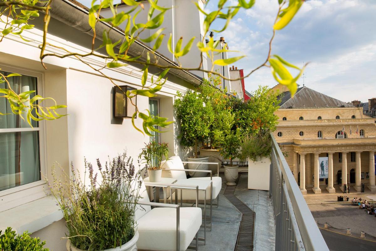 un balcon avec vue sur la tour Eiffel dans l'établissement Hôtel Baume, à Paris