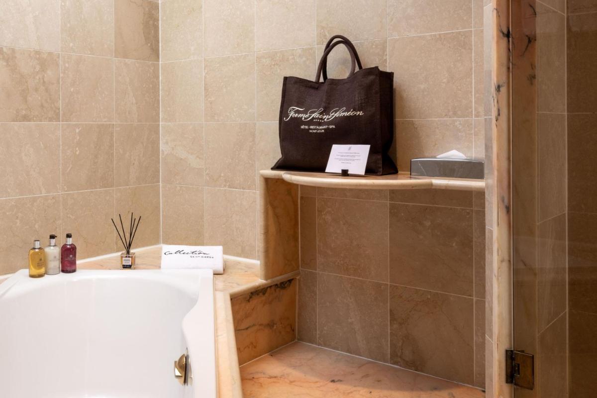 Salle de bains dans l'établissement La Ferme Saint Simeon Hotel & Spa - Relais & Chateaux