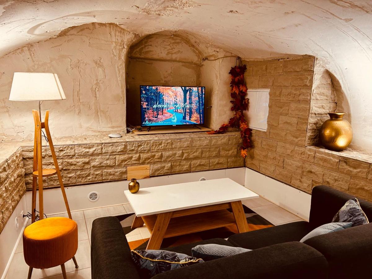 La Cave aux Lumières - RDC - Proche centre-ville - 2 chambres - Wifi - Housity