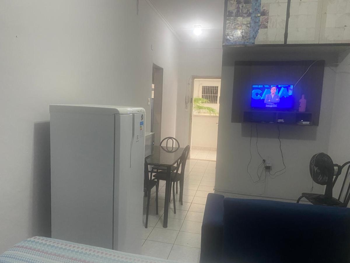 Kitinete perto da praia e Shopping Brisamar em São Vicente, na Biquinha, temporada e mensal tudo incluso, mobiliado, wi fi, ventilador, elevador, horário flexível - Housity