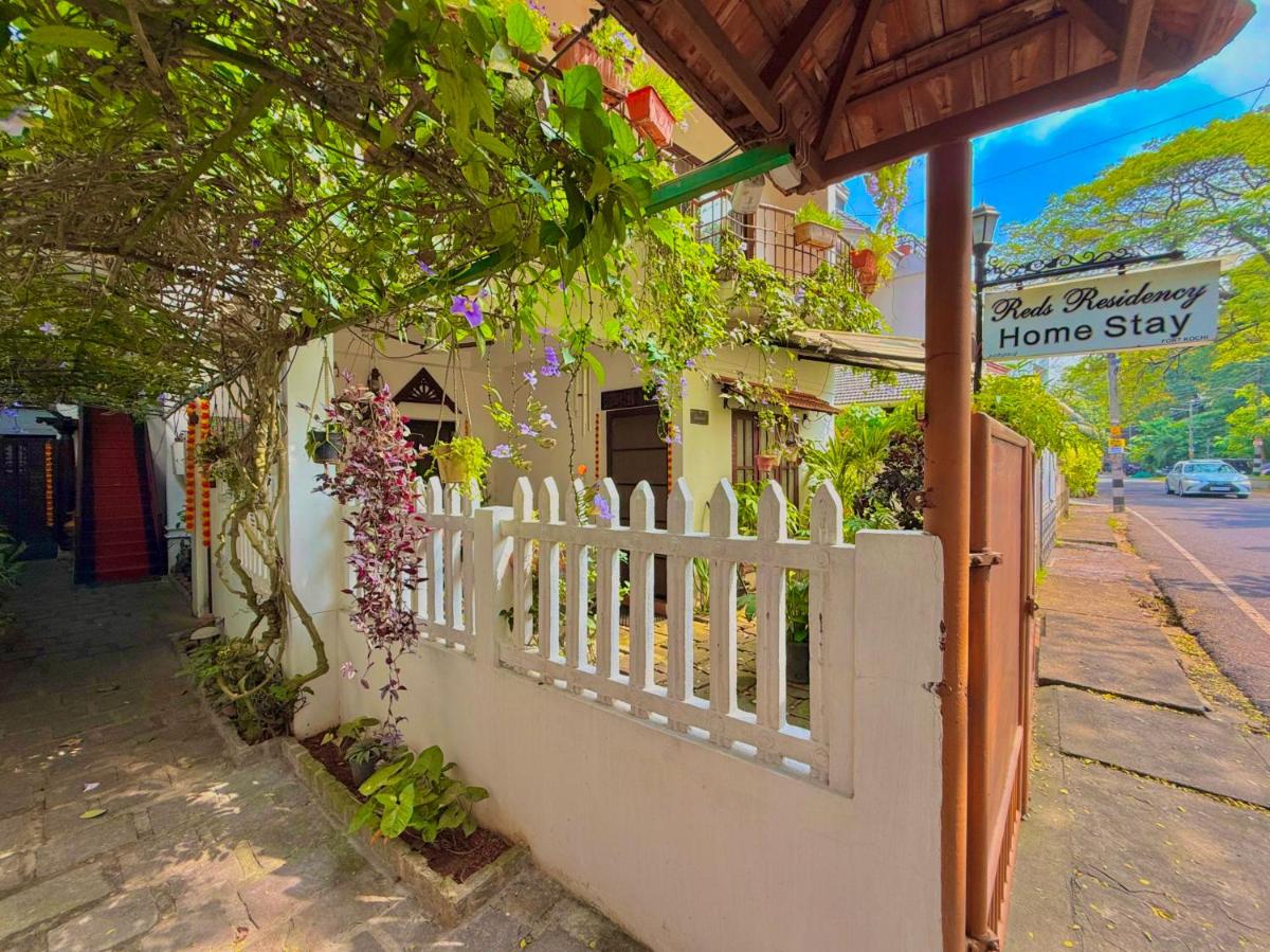 Reds Residency - Homestay - Housity