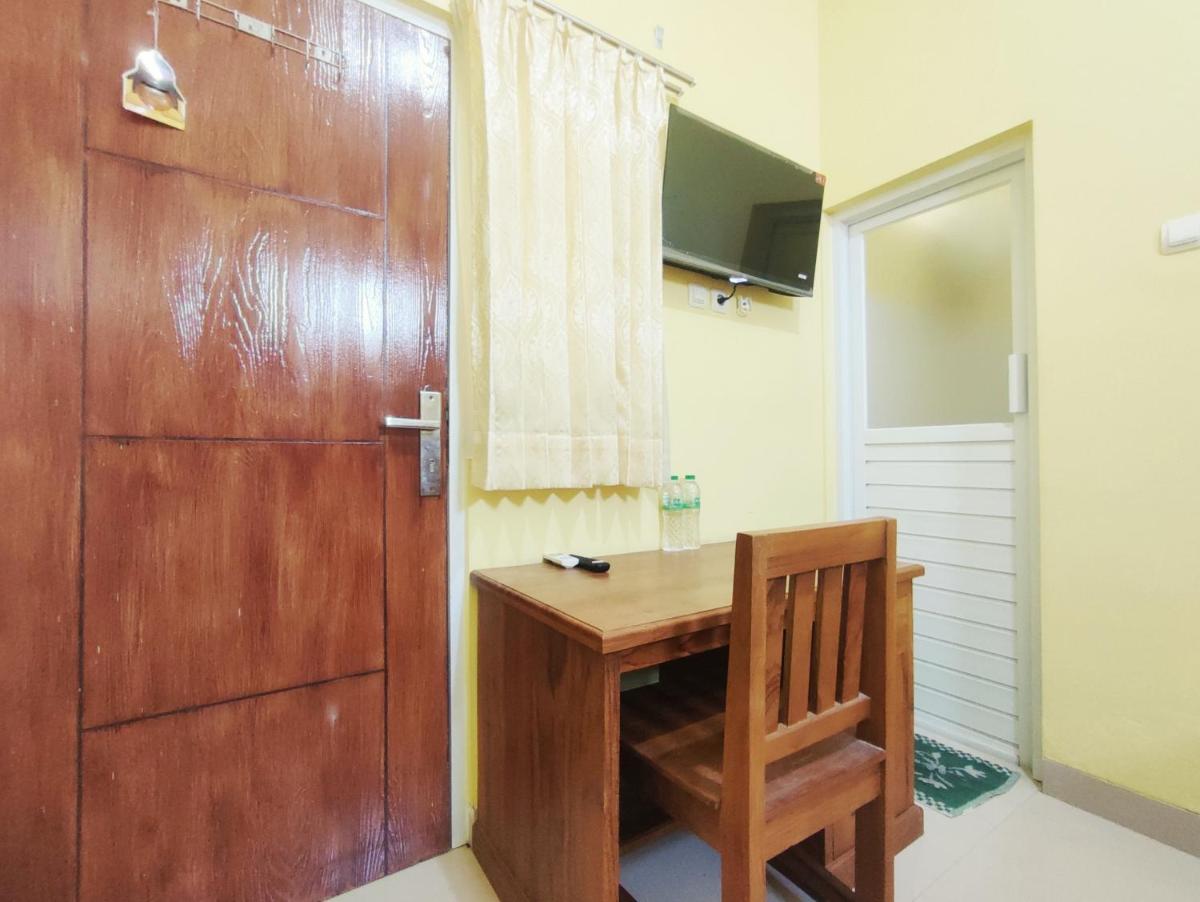 OYO 92792 Umi Rahayu Guesthouse - Housity