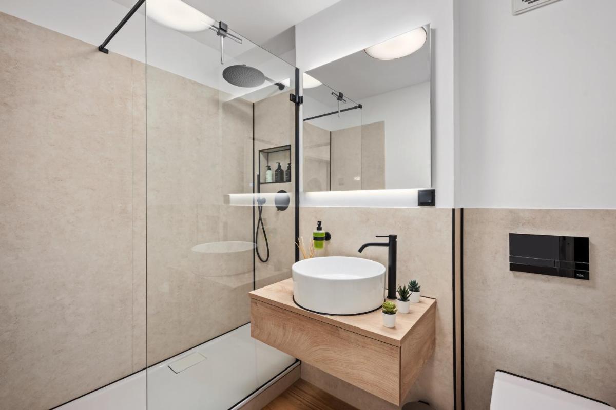 EDLER WOHNRAUM Design-Apartment mit Balkon, Boxspringbett, Miele-Kaffeevollautomat, Lift, Parkplatz & WLAN 569 Mbps - Housity