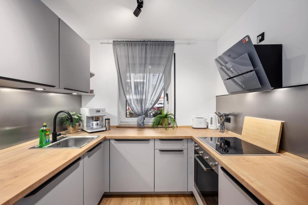 EDLER WOHNRAUM Design-Apartment mit Balkon, Boxspringbett, Miele-Kaffeevollautomat, Lift, Parkplatz & WLAN 569 Mbps - Housity