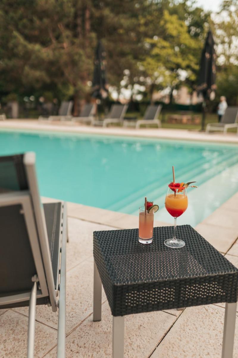 Piscine de l'établissement Le Dracy Hôtel et Spa ou située à proximité