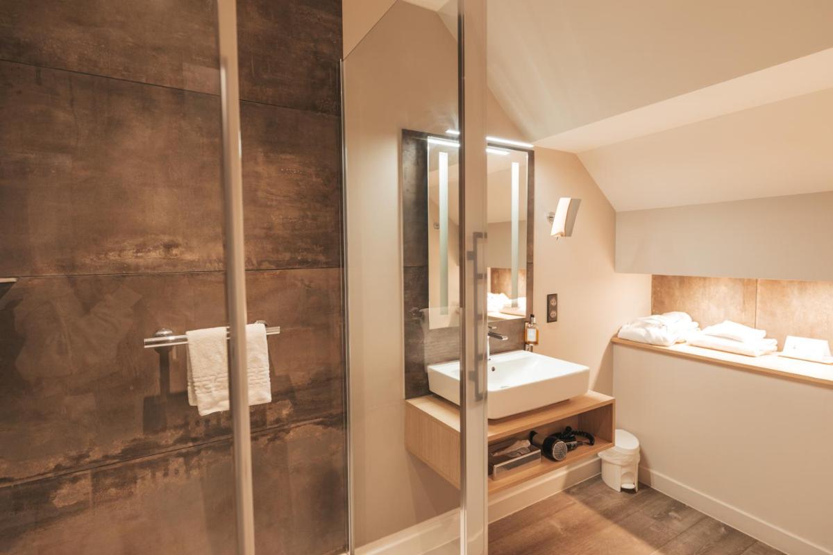 Salle de bains dans l'établissement Le Dracy Hôtel et Spa