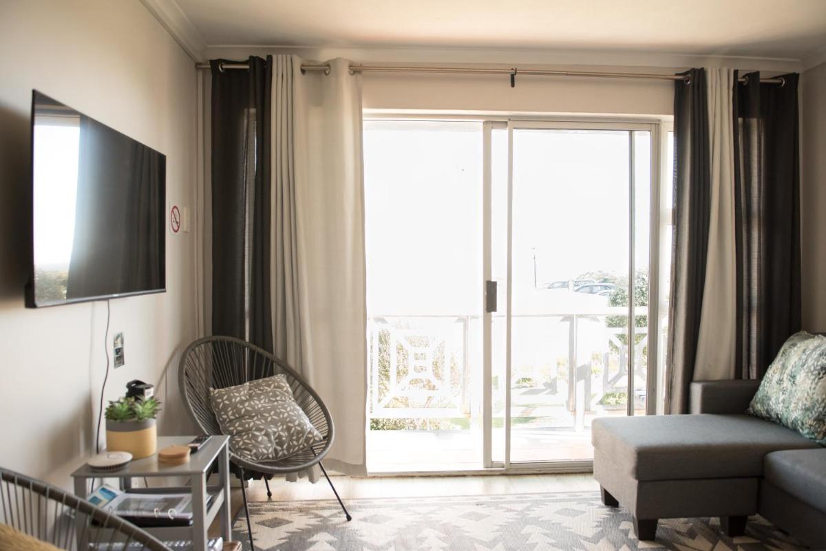 Easy Going Hermanus With An Ocean View - Housity