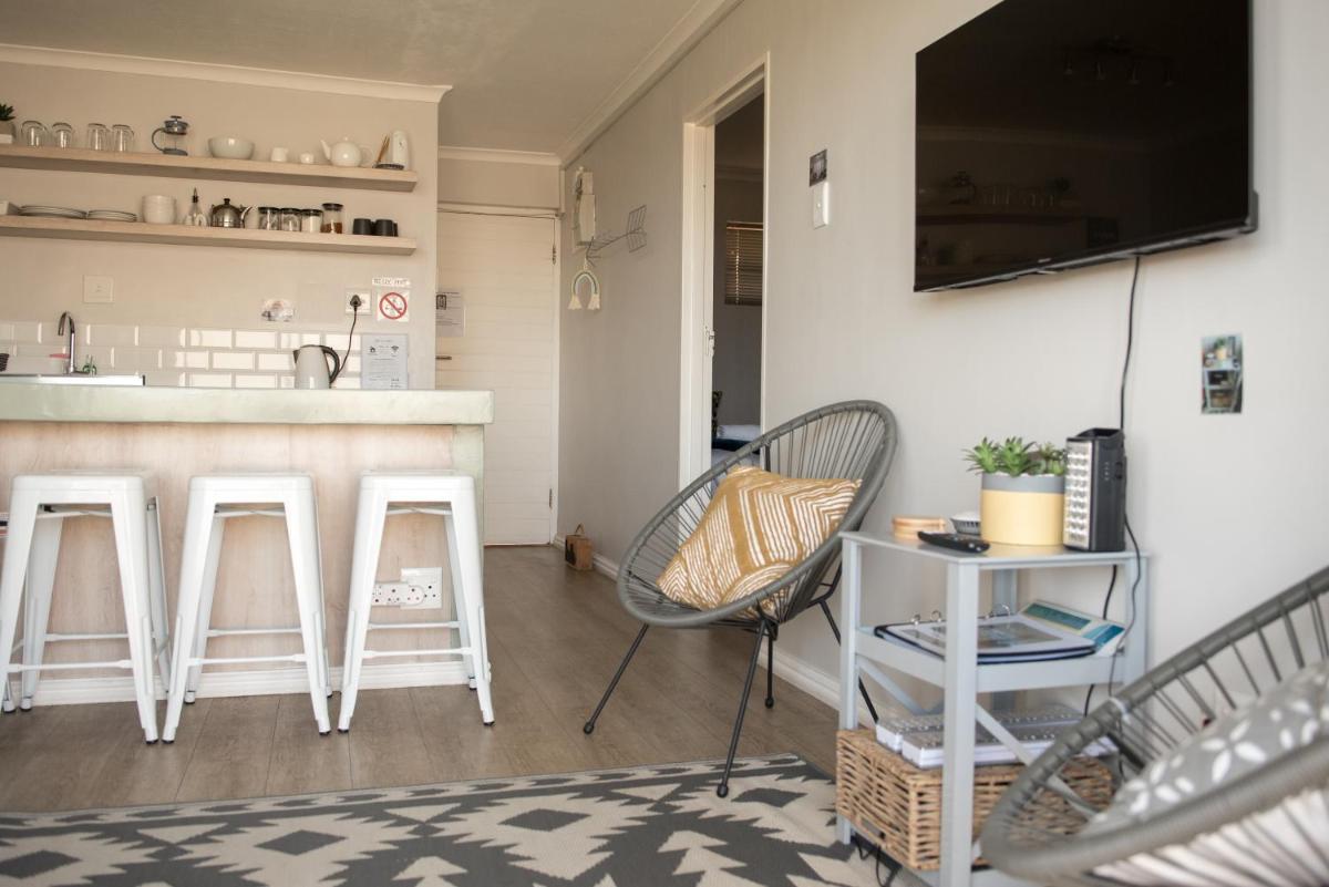 Easy Going Hermanus With An Ocean View - Housity