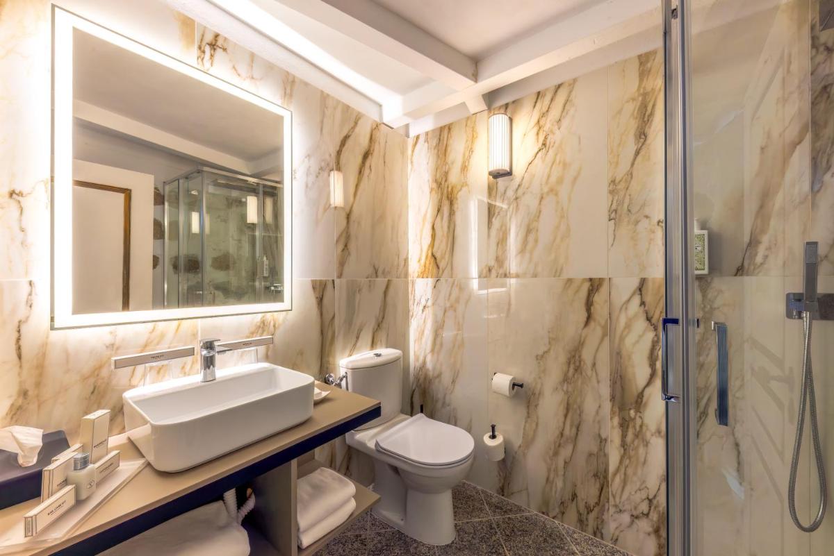 Salle de bains dans l'établissement Hotel & SPA des Pecheurs