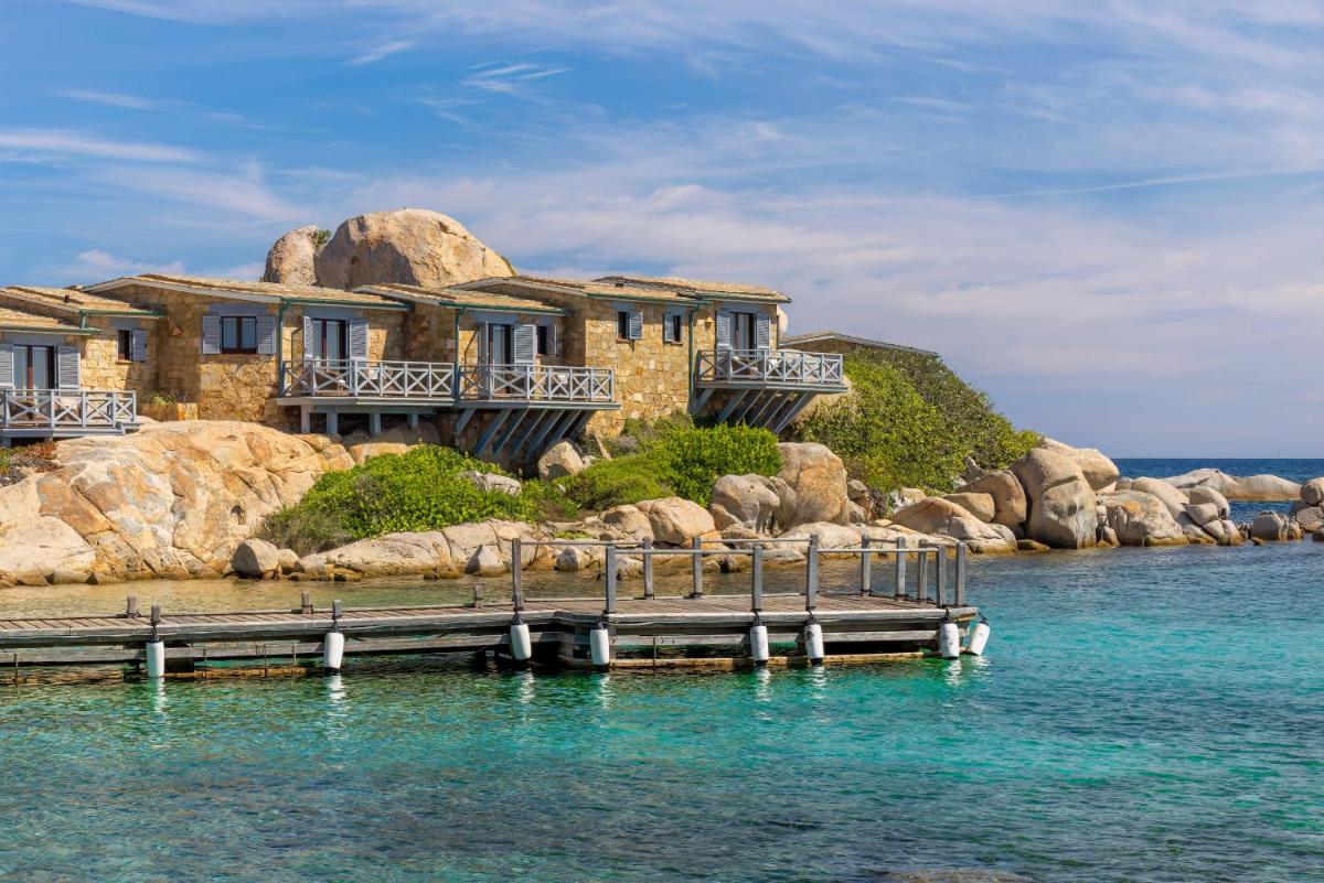 une maison sur l'eau avec un quai dans l'établissement Hotel & SPA des Pecheurs, à Bonifacio