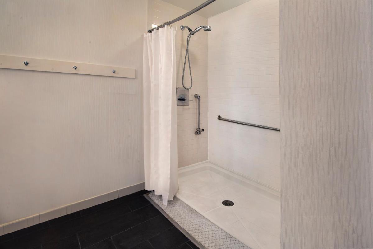 Four Points Philadelphia City Center - Housity