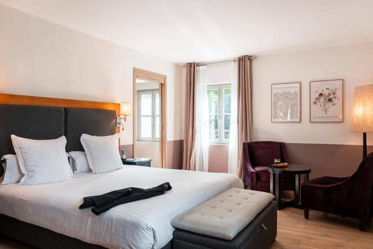 Un ou plusieurs lits dans un hébergement de l'établissement Mercure Maintenon