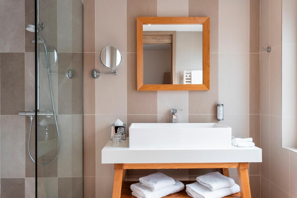 Salle de bains dans l'établissement Mercure Maintenon