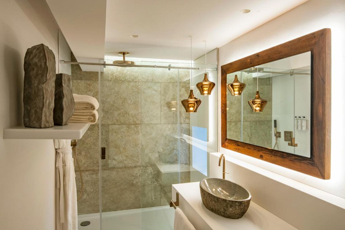 Un baño de Mas Tapiolas