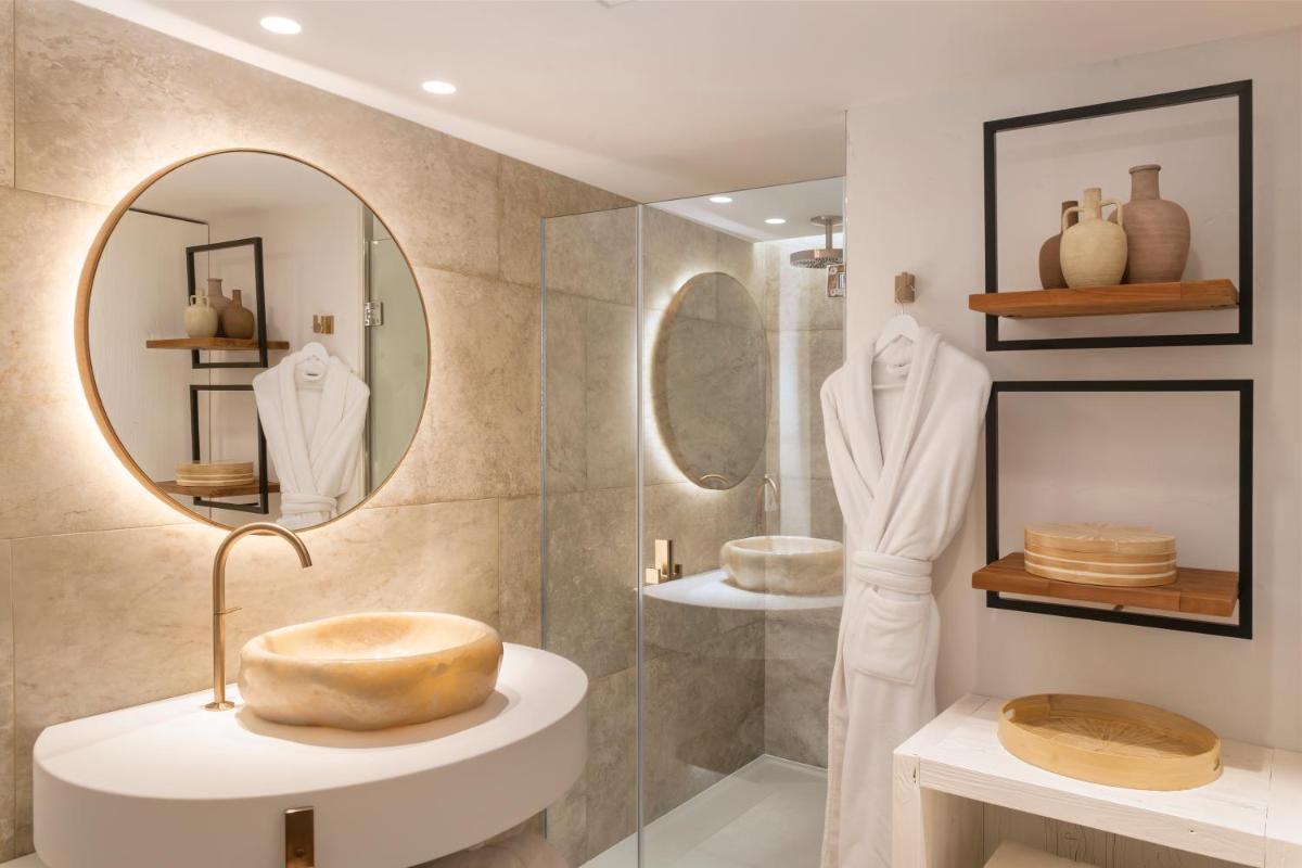 un baño con lavabo y espejo en Mas Tapiolas, en Santa Cristina d'Aro