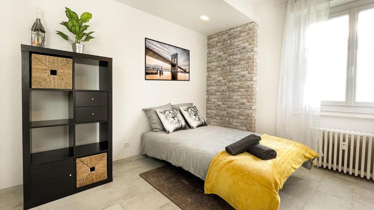 HOMEY KEOLA - Parking privé gratuit - Aux portes de Genève - Au pied du tram - Appartement avec 1 chambre et un grand salon avec un canapé-lit - Housity