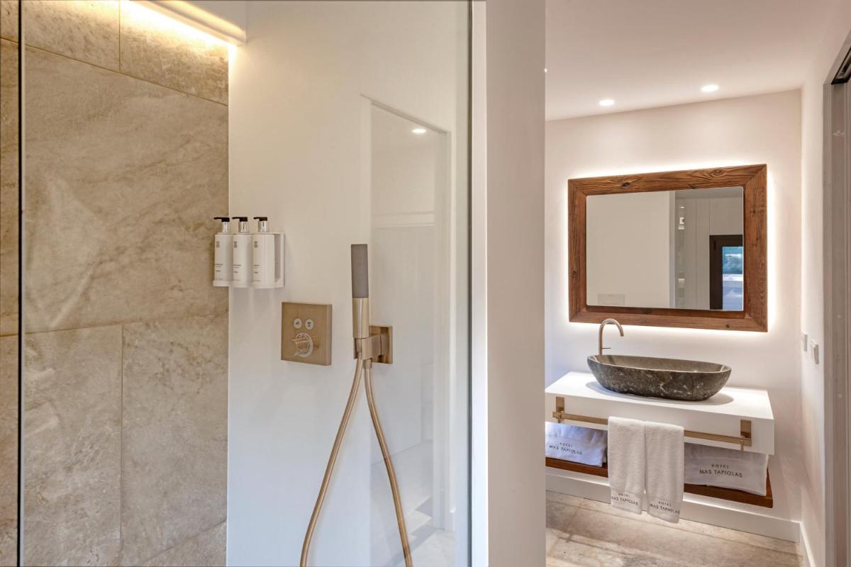 Un baño de Mas Tapiolas