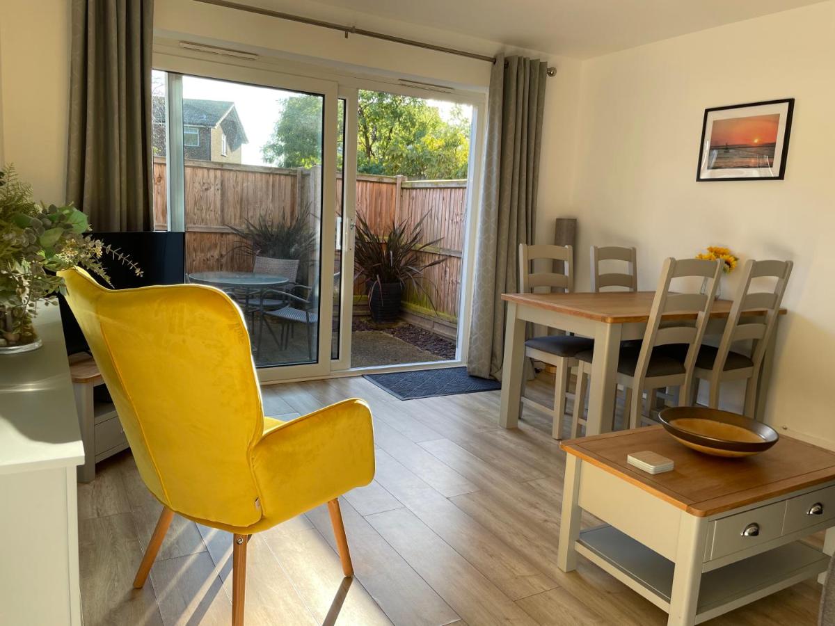 The Seagull, with driveway and patio garden - Housity