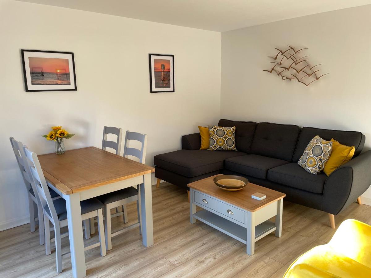The Seagull, with driveway and patio garden - Housity