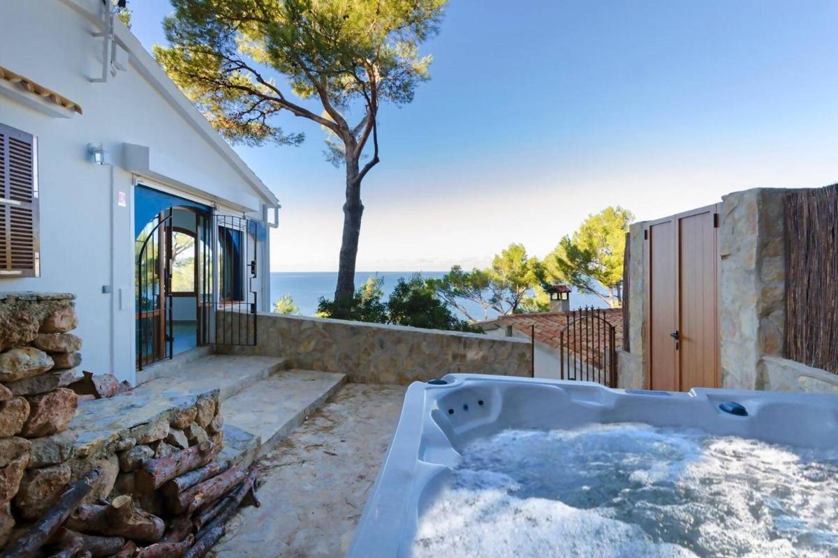 Maripins Villa con jacuzzi y vistas únicas al mar - Housity