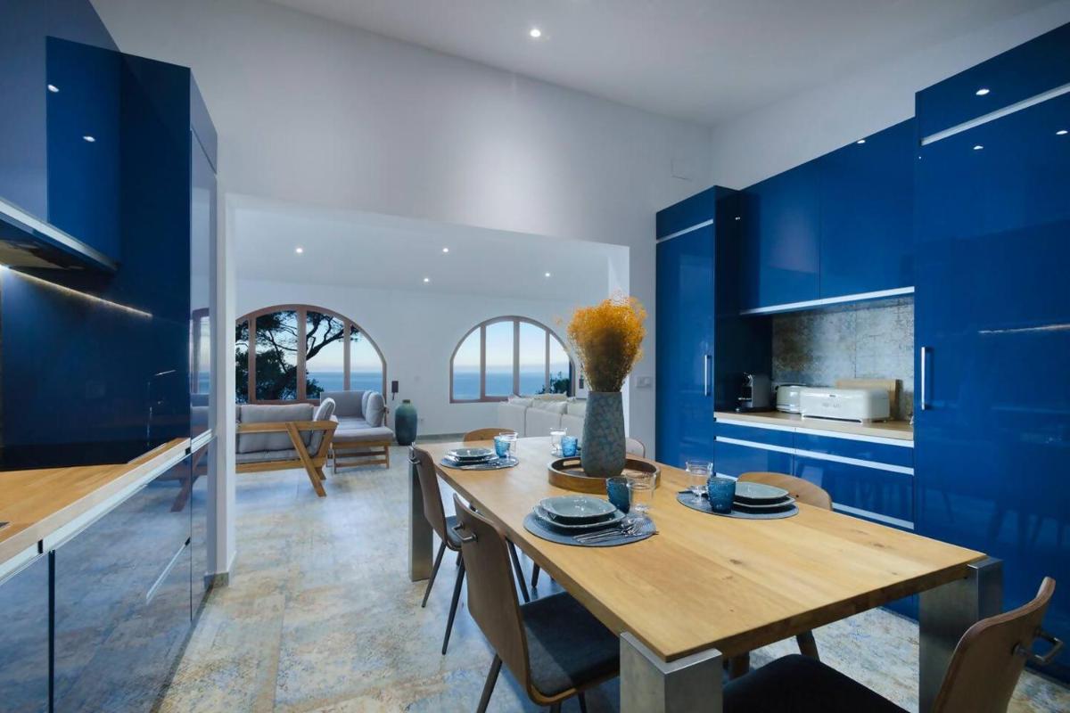 Maripins Villa con jacuzzi y vistas únicas al mar - Housity
