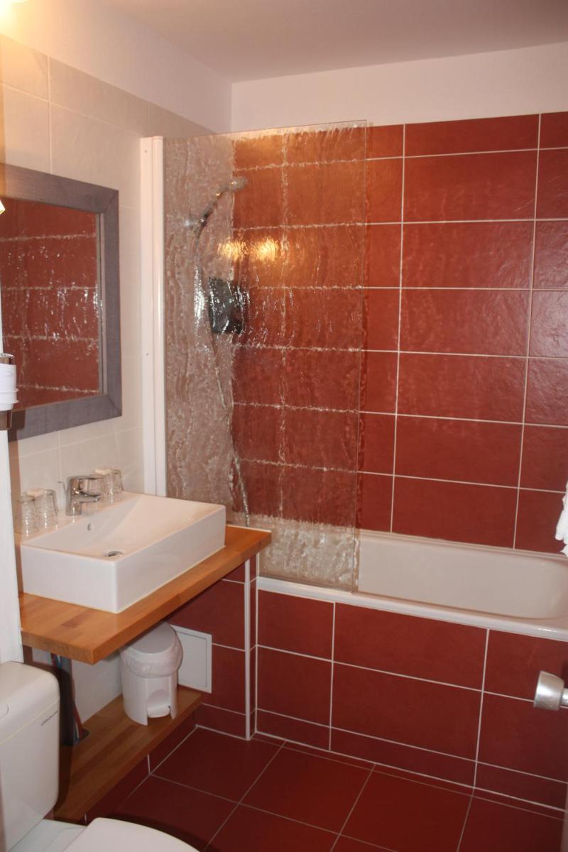 Salle de bains dans l'établissement Logis Latitude Ouest Hôtel Restaurant & Spa