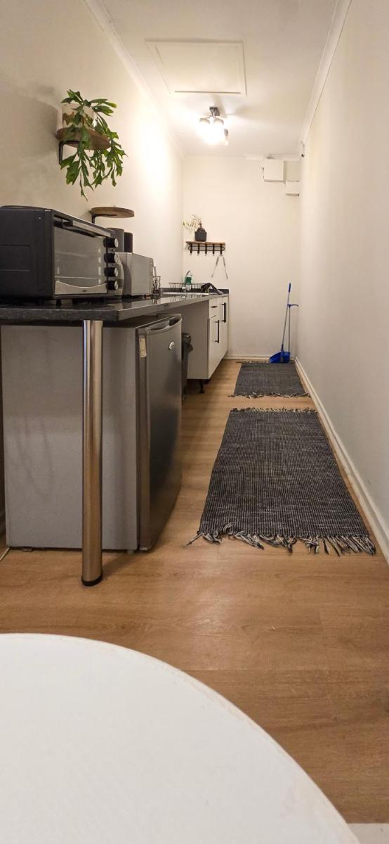 Angazi Guesthouse Unit 2 - Upmarket one bedroom apartment with pool - Hizvo
