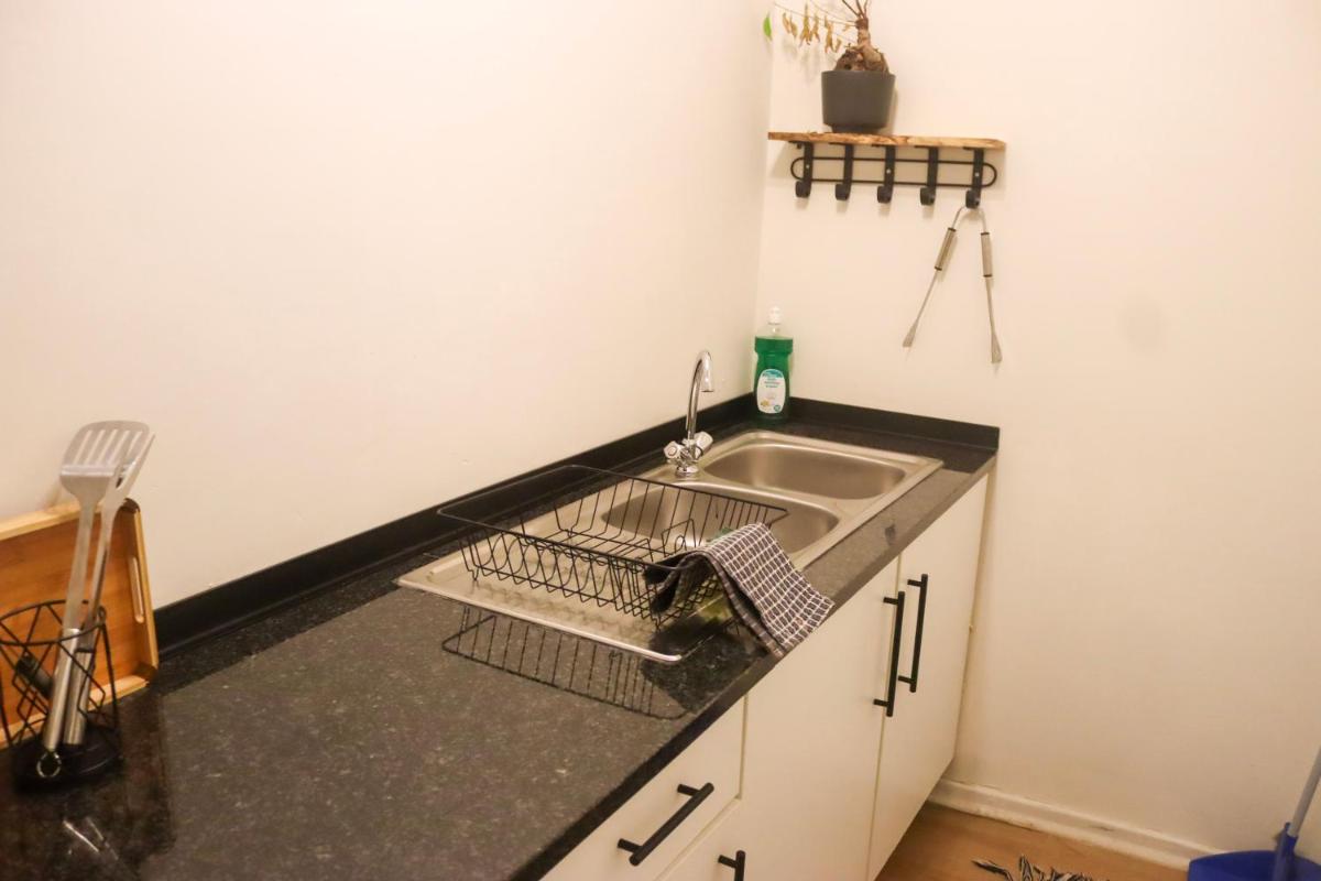 Angazi Guesthouse Unit 2 - Upmarket one bedroom apartment with pool - Hizvo