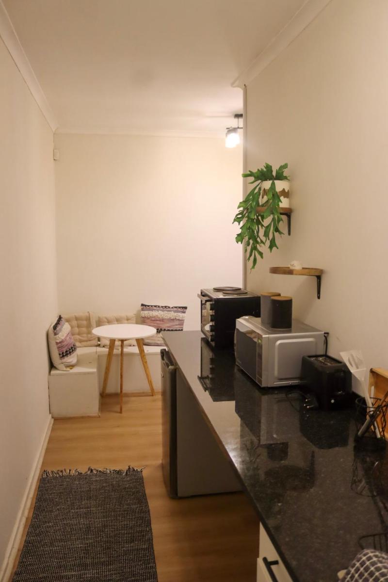 Angazi Guesthouse Unit 2 - Upmarket one bedroom apartment with pool - Hizvo
