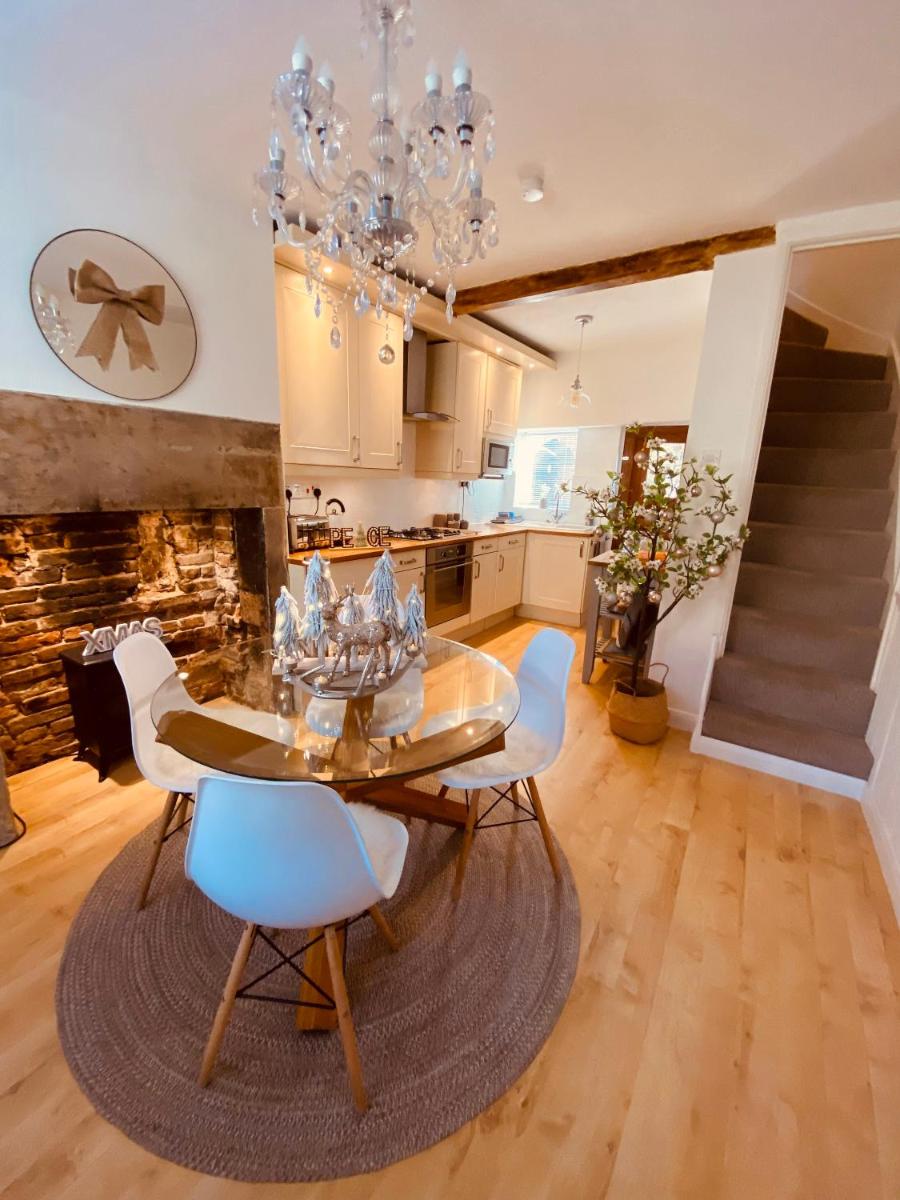 The Tenth House, Grade II Listed Georgian Town House, Wirksworth, Derbyshire, Peak District Cottage, Sleeps 4 - Housity