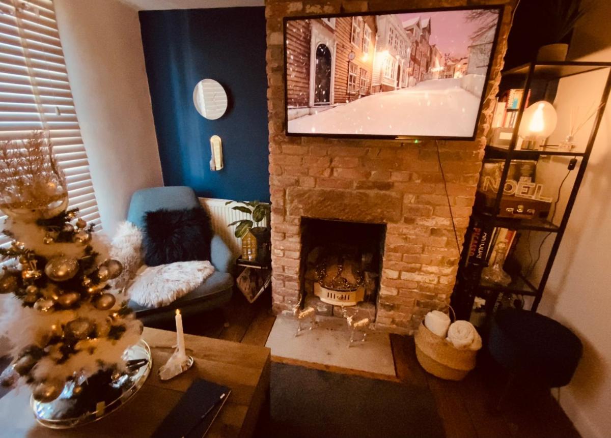 The Tenth House, Grade II Listed Georgian Town House, Wirksworth, Derbyshire, Peak District Cottage, Sleeps 4 - Housity