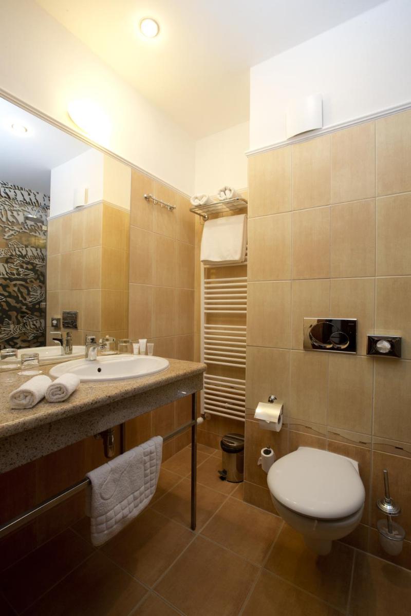 Hotel Golden Eagle - Housity