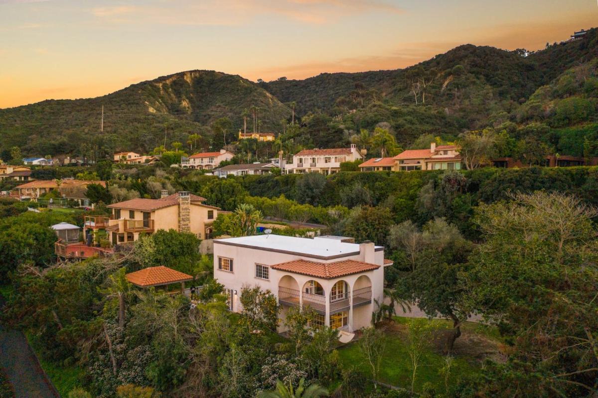 Villa Valencia by AvantStay Entertainers Dream w Outdoor Kitchen Spa Views - Housity