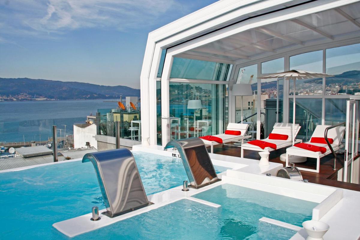 una piscina en la parte superior de un edificio con vistas al agua en Gran Hotel Nagari Boutique & Spa, en Vigo