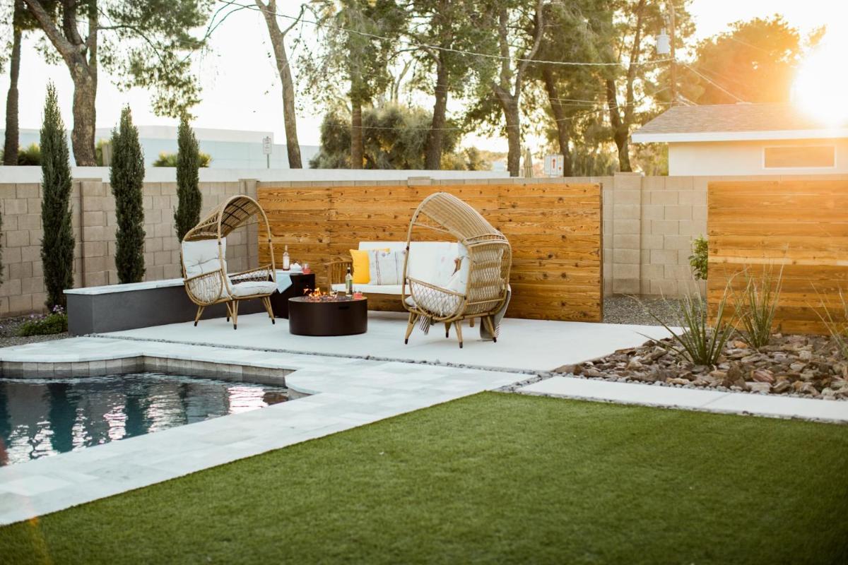 Daisy by AvantStay Modern Home w Spacious Backyard Pool Table Tennis - Housity