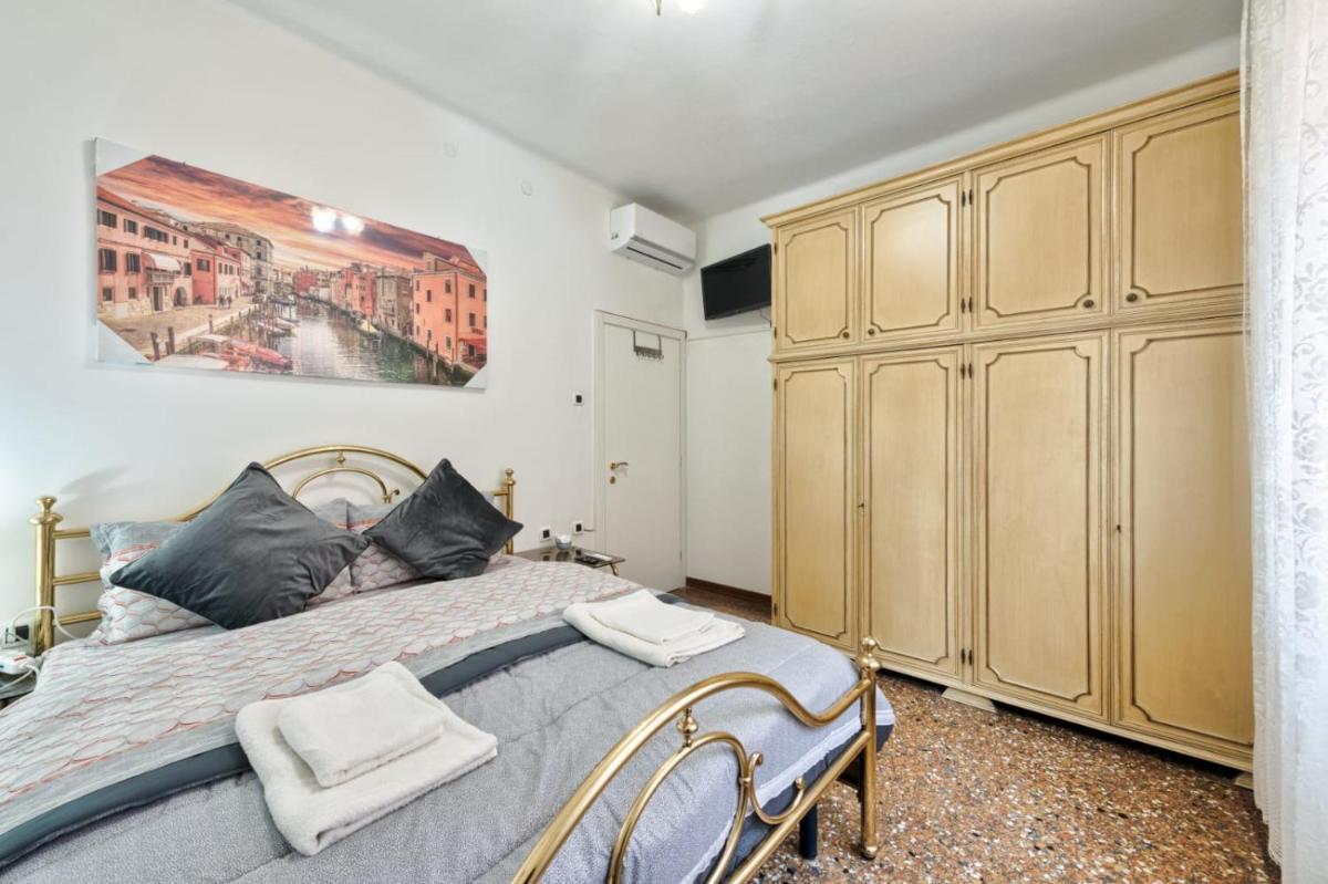 City Living Guest House Venice Room - Housity