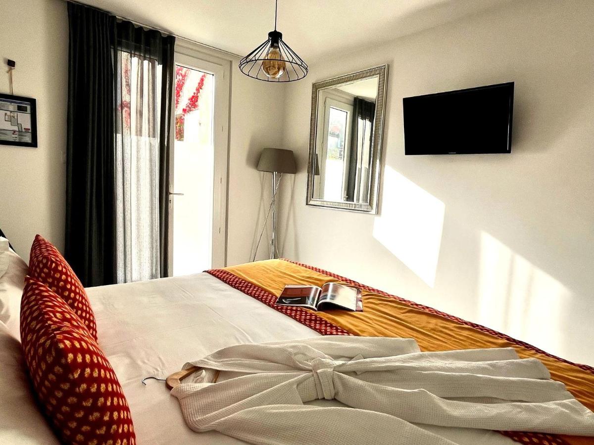 Télévision ou salle de divertissement dans l'établissement Hôtel Saint Louis