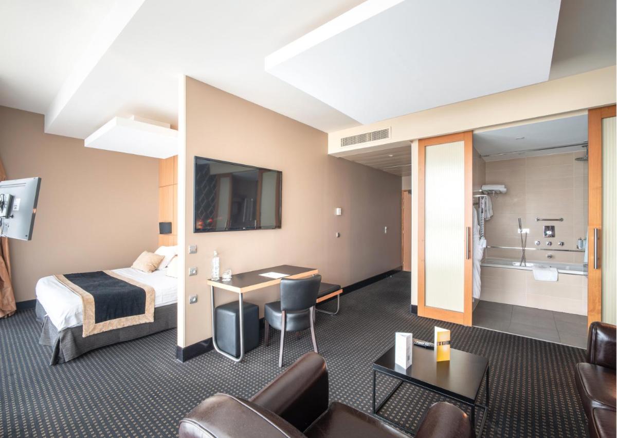 Coin salon dans l'établissement Hotel Spa Le Pasino