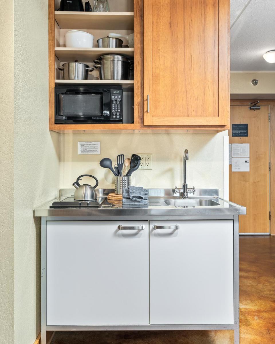 East Bay Suites - Housity