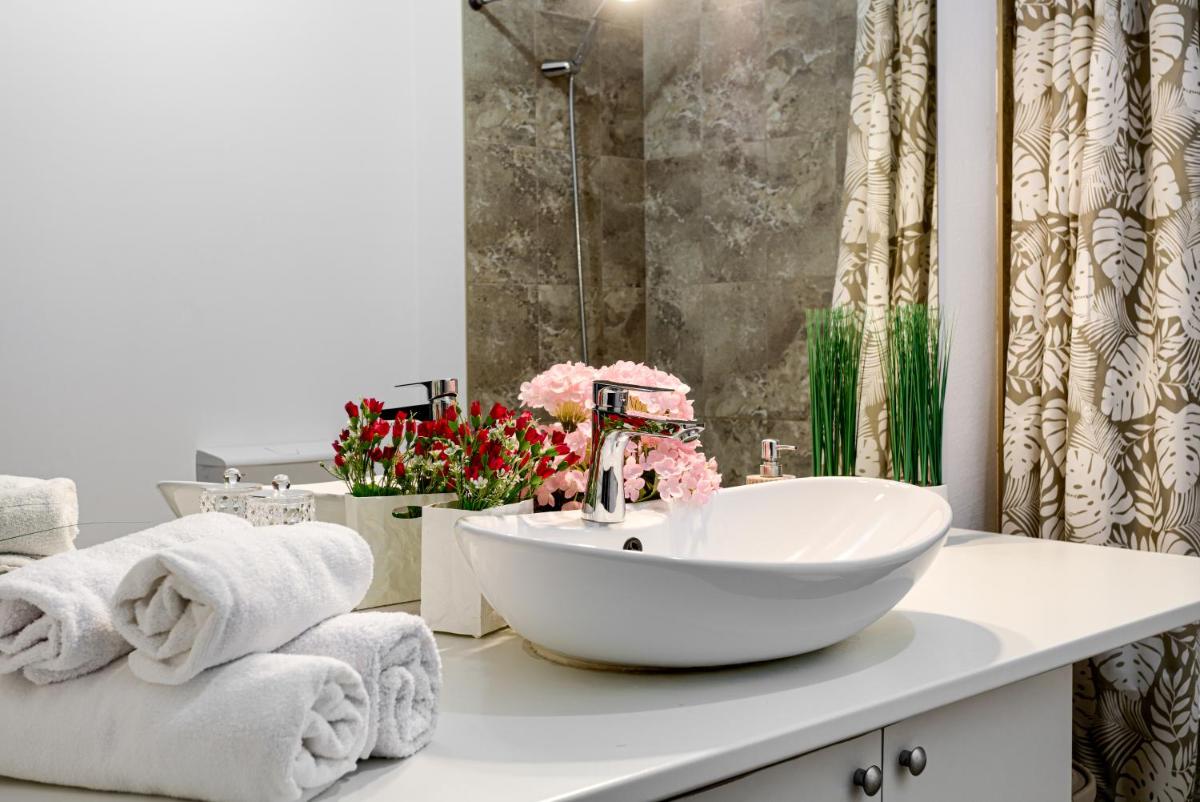 ARI - ARED Luxurious Apartments with Balcony & Free Parking - Housity