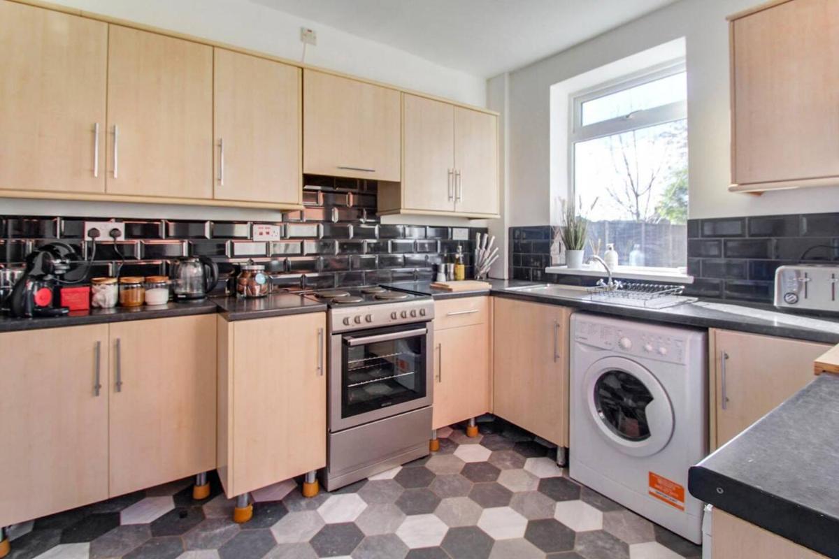 West Midlands-contractor-long Stay-parking-4 Beds - Housity