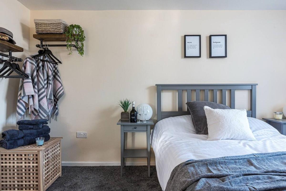 Dudley-hospital-3bed-parking-long Stay-contractor - Housity