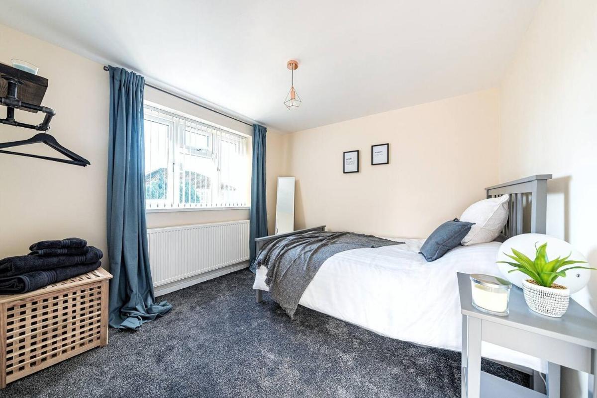 Dudley-hospital-3bed-parking-long Stay-contractor - Housity