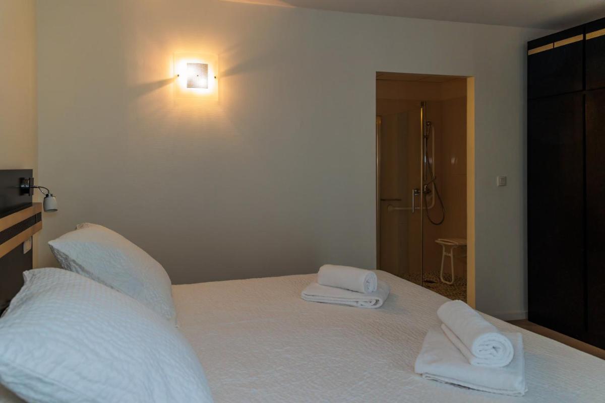 Un ou plusieurs lits dans un hébergement de l'établissement Logis Hôtel Restaurant Auberge de la Xaintrie