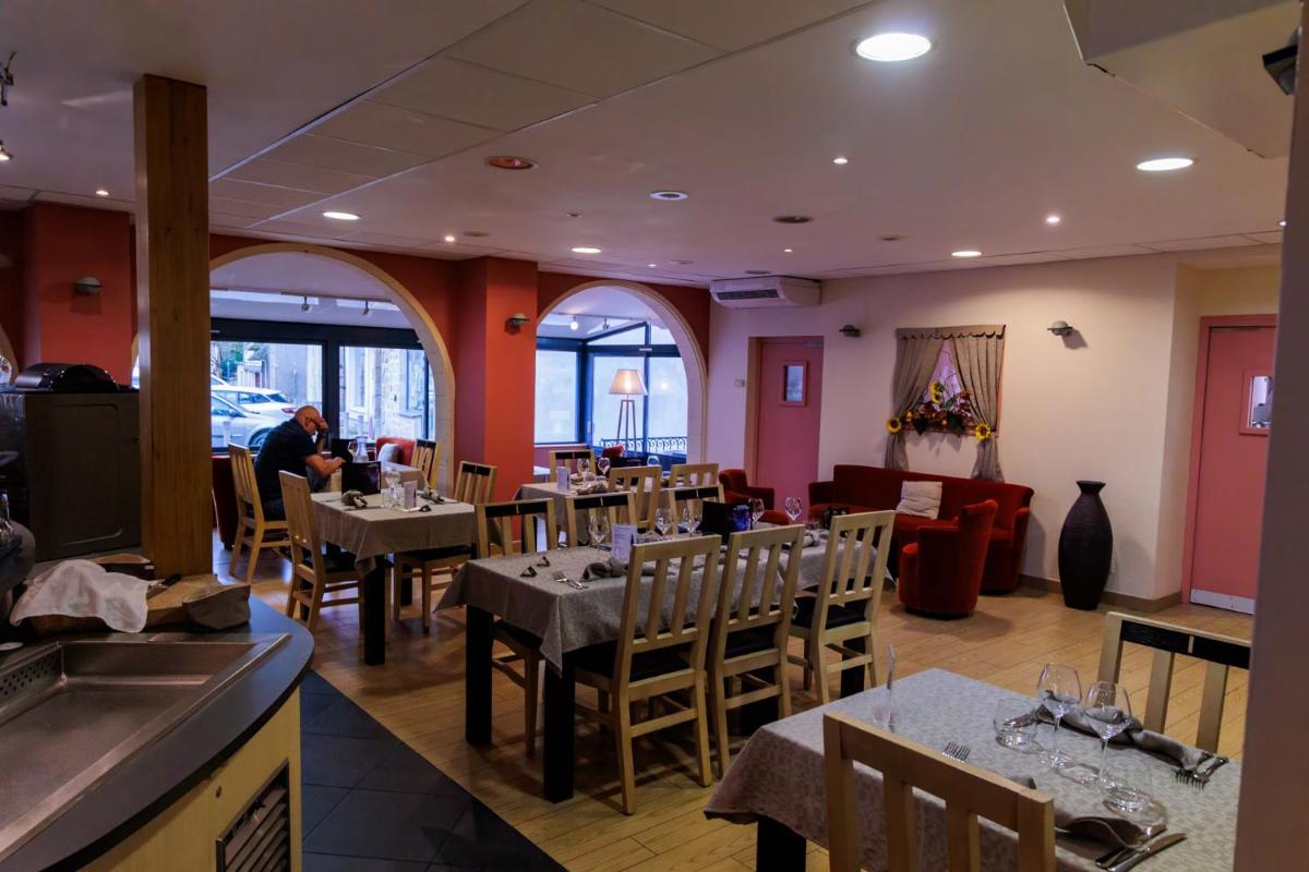 Restaurant ou autre lieu de restauration dans l'établissement Logis Hôtel Restaurant Auberge de la Xaintrie