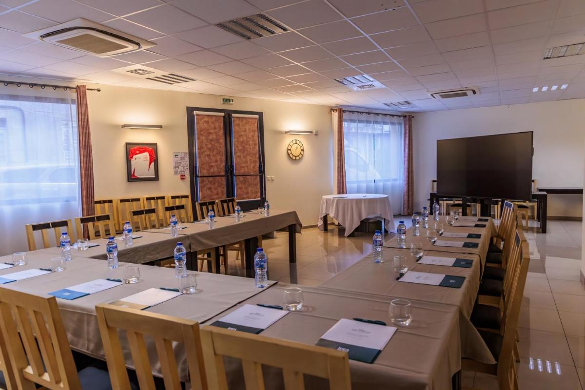 Télévision ou salle de divertissement dans l'établissement Logis Hôtel Restaurant Auberge de la Xaintrie